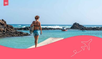 Femme de dos marchant sur un ponton sur l'île de Lobos, le long de la côte nord de l'île de Fuerteventura aux Canaries