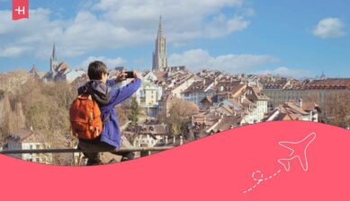 Un voyageur prenant une photo de Berne avec son GSM en roaming avec Proximus