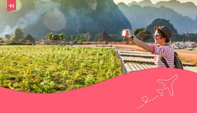 Jeune femme en voyage utilisant son GSM et son eSIM Yoin (Youfone)