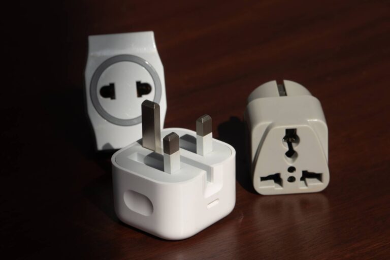 Adaptateur de voyage pour prise de type A et B