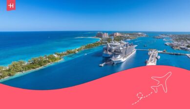 La vue aérienne des bateaux de croisière dans l'océan bleu clair des Caraïbes amarrés dans le port de Nassau aux Bahamas