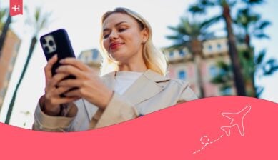 Jeune femme regardant l'écran de son GSM utilisant une eSIM Orange