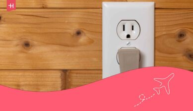 Prise électrique de type B avec cordon d'alimentation sur un mur en bois