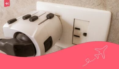 Prise européenne branchée à un adaptateur de prise mexicaine lors d'un voyage à Playa del Carmen