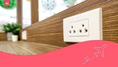 Prise murale de type B pour charger des téléphones portables ou des ordinateurs portables dans un établissement à Bangkok en Thaïlande