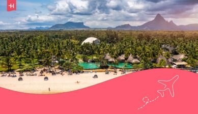 La plage de Flic en Flac avec de beaux pics en arrière-plan, à l'île Maurice