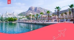 Vue du port d'Alicante avec le château de Santa Bárbara en arrière-plan.