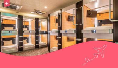 Chambre dans un capsule hôtel avec des lits superposés où dormir à Tokyo