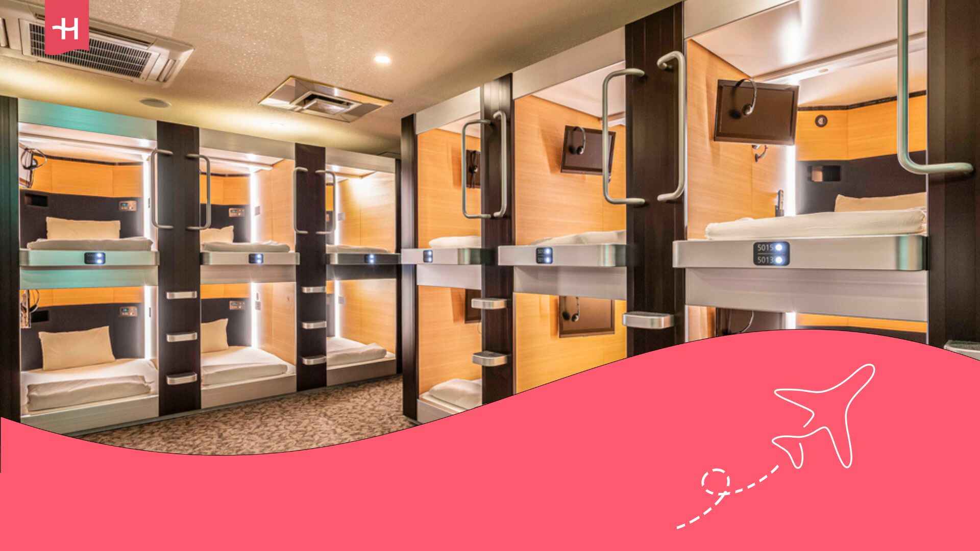 Chambre dans un capsule hôtel avec des lits superposés où dormir à Tokyo