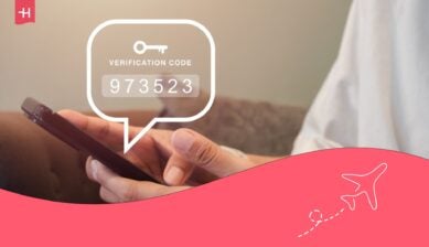 Mains d'un homme tenant un smartphone et recevant un code de vérification WhatsApp