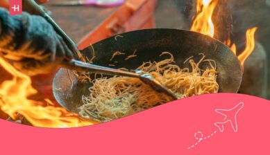 Cuisson de nouilles dans une poêle chaude : street-food thaïlandaise