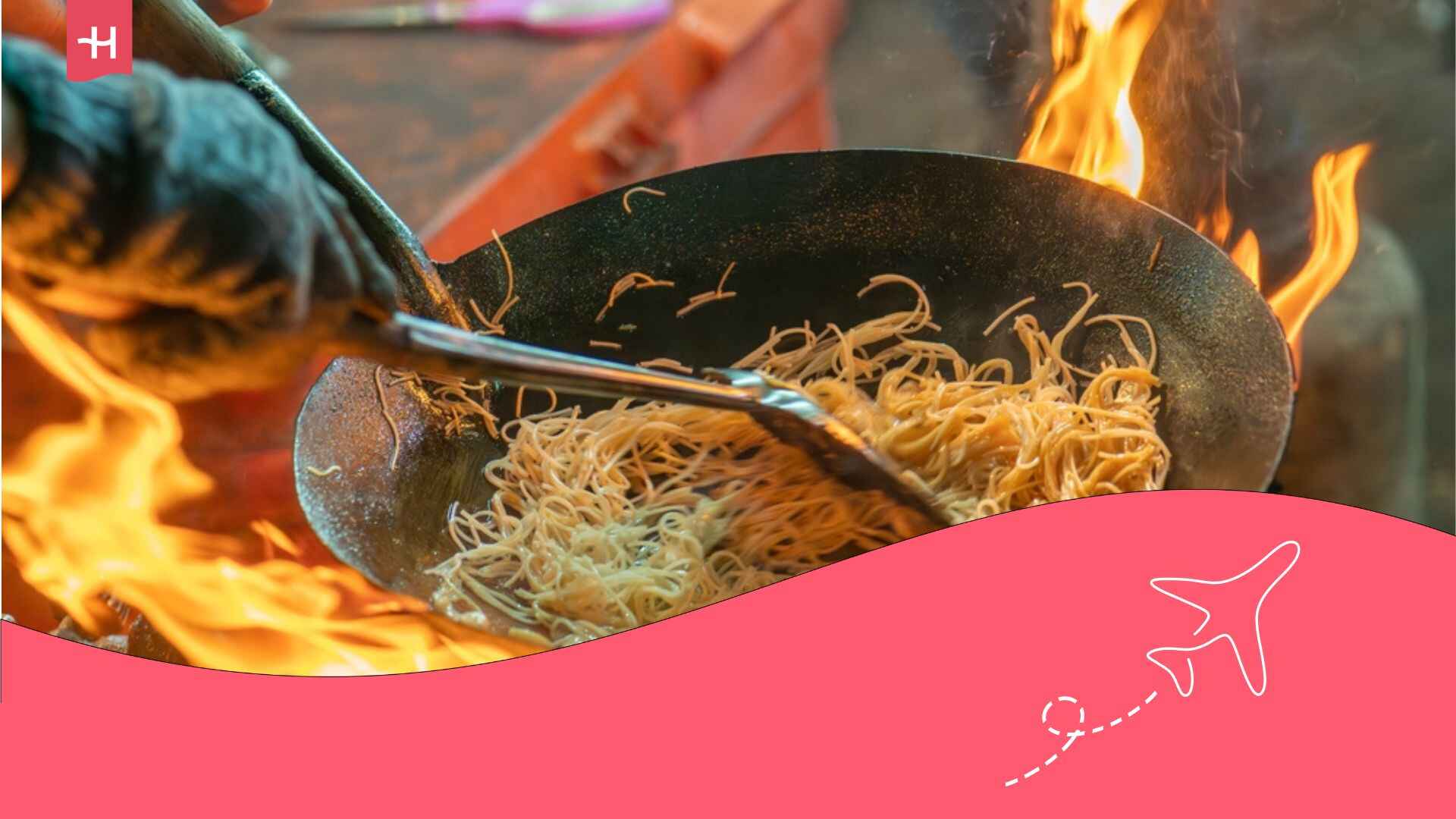 Cuisson de nouilles dans une poêle chaude : street-food thaïlandaise
