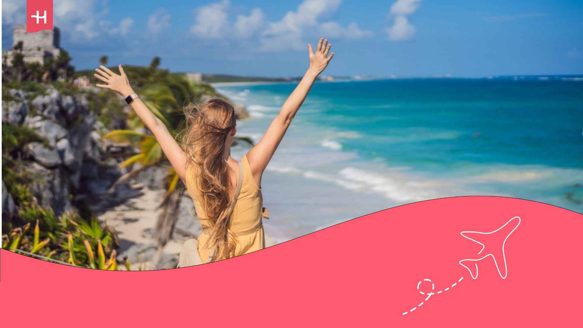 Femme de dos, levant les bras et profitant de la vue ville fortifiée maya précolombienne de Tulum, Quintana Roo, Mexique,