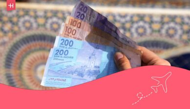 Main tenant des billets de dirahms marocains