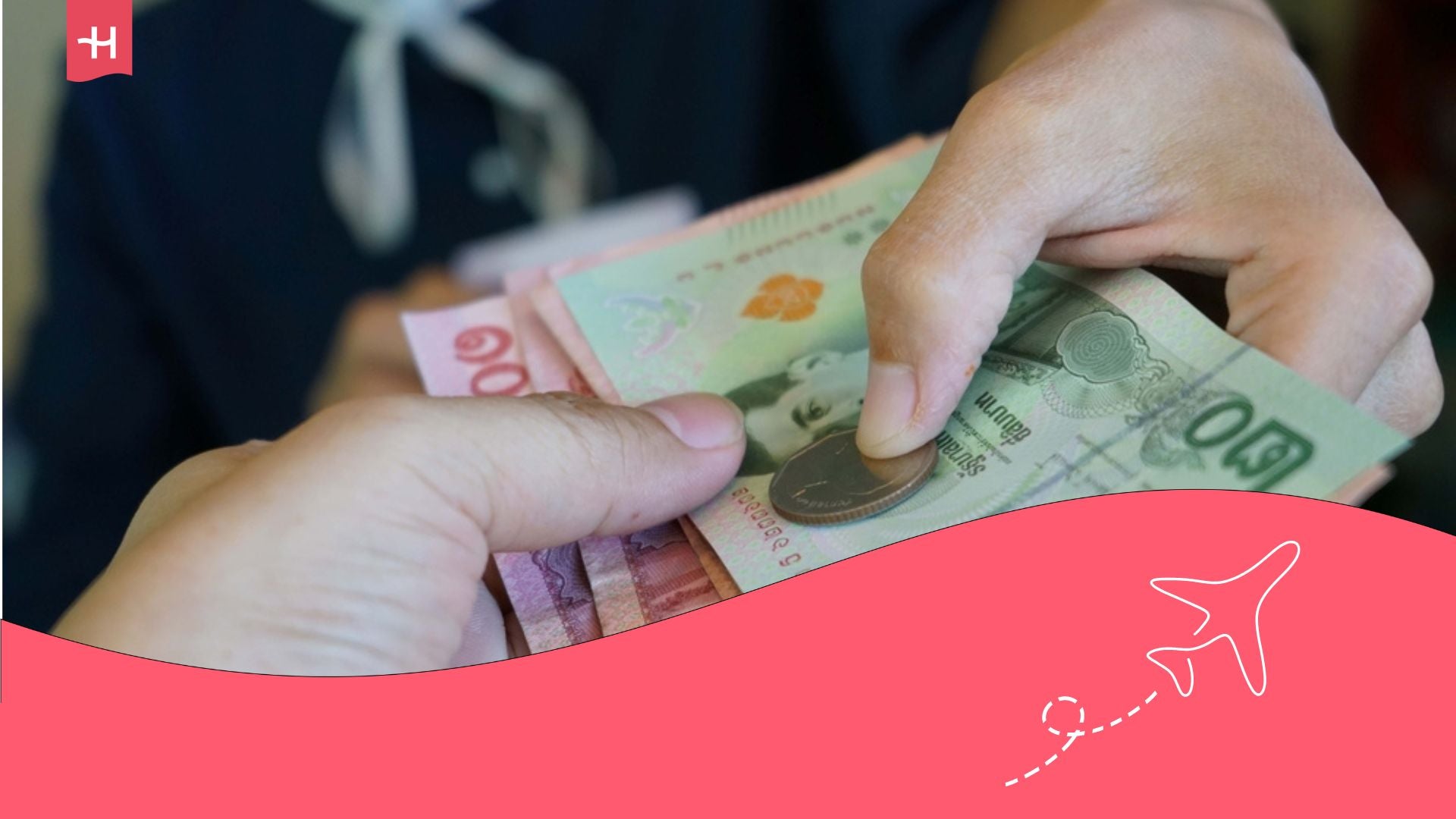 Main donnant des bahts thaïlandais en échange d'euros