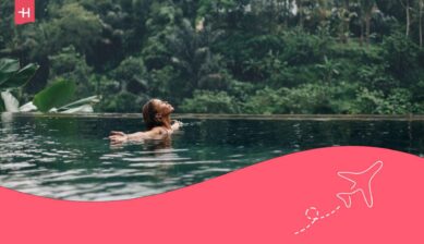 Femme profitant de la piscine sous la pluie fine à Bali en Indonésie