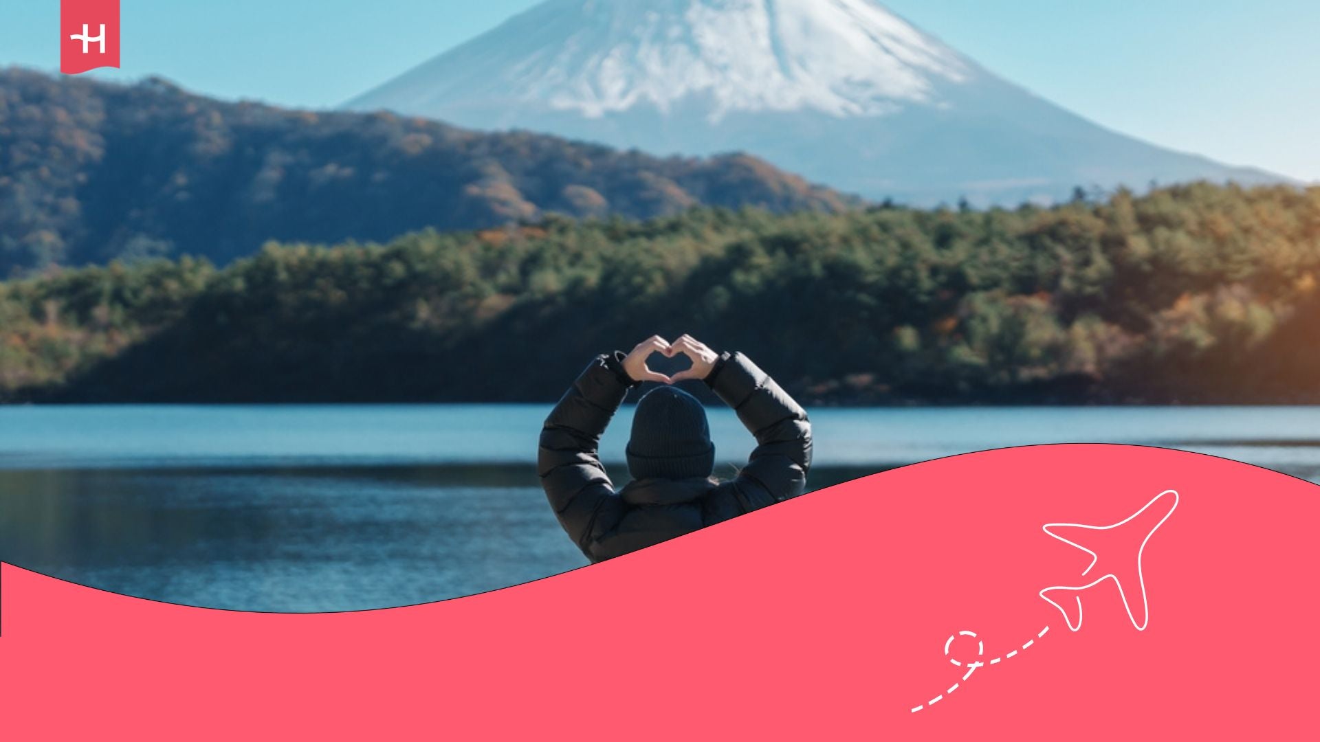 Femme de dos faisant face au Mont Fuji et représentant un coeur avec ses mains