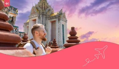 Voyageur regardant le coucher de soleil au Temple Wat Arun : visite de Bangkok