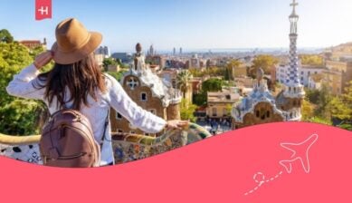 Une jeune fille admirant la ville de Barcelone.