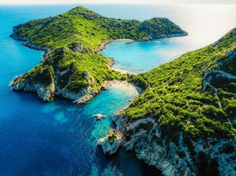 Baie de Porto Timoni avec des plages jumelles et des eaux turquoise et plage de sable sur Corfou en Grèce dans la région d'Afionas