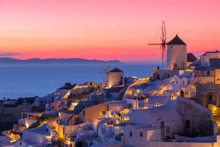 Coucher de soleil avec vue sur les bâtisses blanches emblématiques de l'île grecque Santorin
