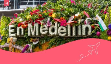 Composition florale avec l'inscription Medellin pendant la Feria de las Flores en Colombie
