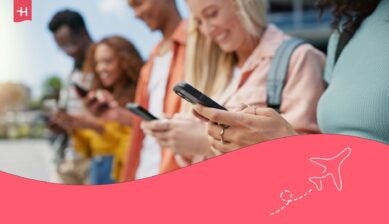 Jeunes souriants tenant leur téléphone en main