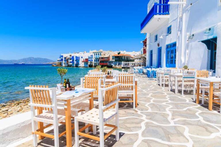 Une taverne pittoresque devant la mer sur l'île de Mykonos