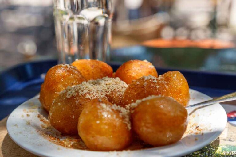 Les loukoumades, une pâtisserie frite typique de la Grèce.