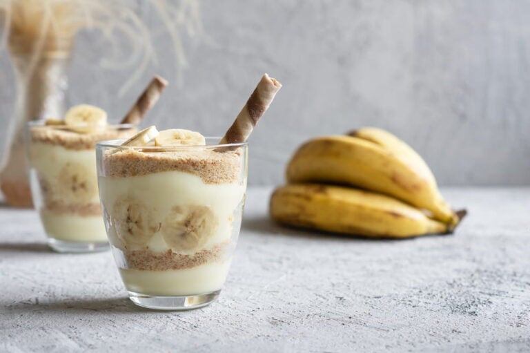 Verrine de banana pudding décorée d'une gaufrette, un dessert emblématique de la grosse pomme.