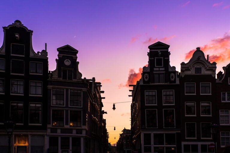 Vue de nuit des façades des maisons typiques du quartier De Negen Straatjes à Amsterdam