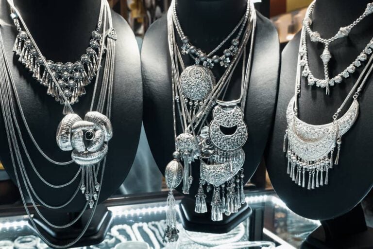 Colliers artisanaux en argent faits main en Thaïlande