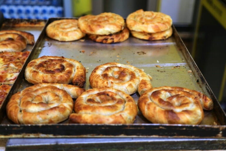 Byrek traditionnel, une délicieuse spécialité de la cuisine albanaise servie comme street food incontournable