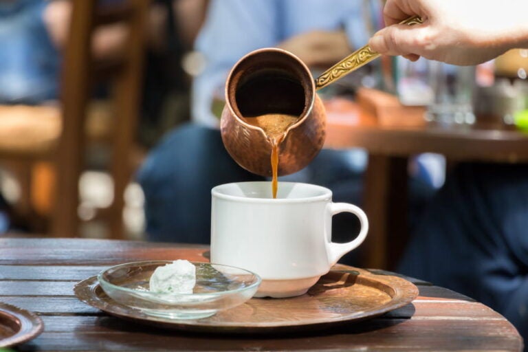 Associez du café grec à une cafetière traditionnelle, appelée briki. Source : Shutterstock