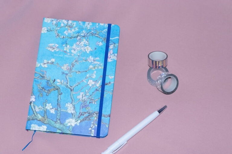 Carnet de note avec couverture imprimée d'un oeuvre de Van Gogh