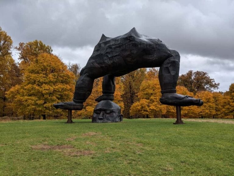 Monumentale sculpture contemporaine en plein air exposée au Storm King Art Center entourée d'arbres automnaux