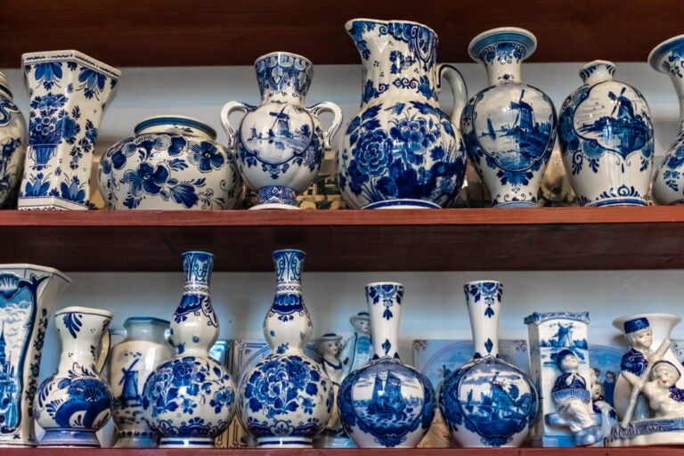 Rangée de faïences de Delft dans une boutique à Amsterdam