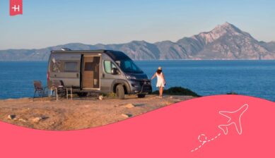 Un camping-car face à la mer en Grèce.