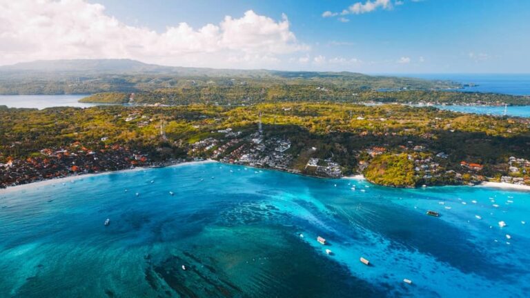 Plage de sable et lagon protégé bordant les grands complexes hôteliers de Nusa Dua.