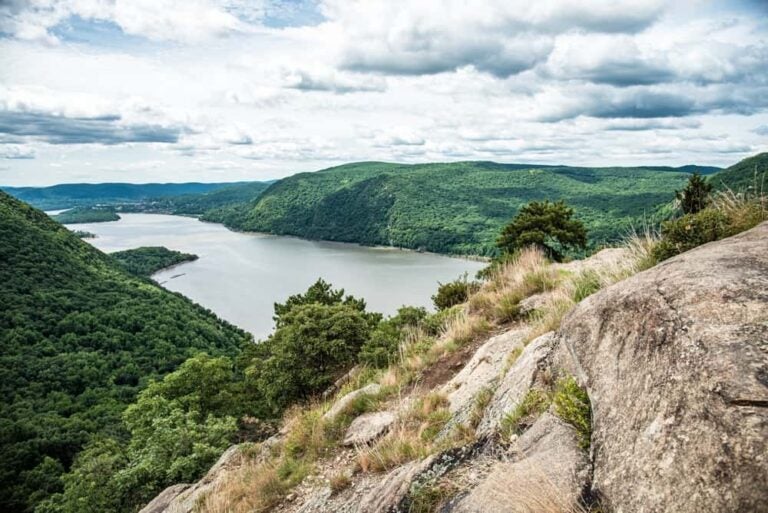 Vue panoramique depuis la crête rocheuse de Breakneck Ridge surplombant les méandres du fleuve Hudson