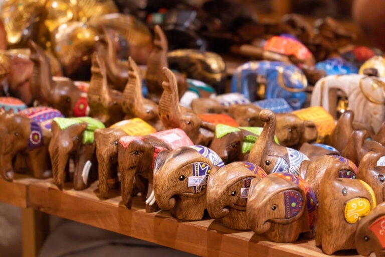 Rangée de figurines d'éléphant en bois : souvenir typique de Thaïlande