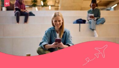 Étudiants assis avec leur téléphone en main