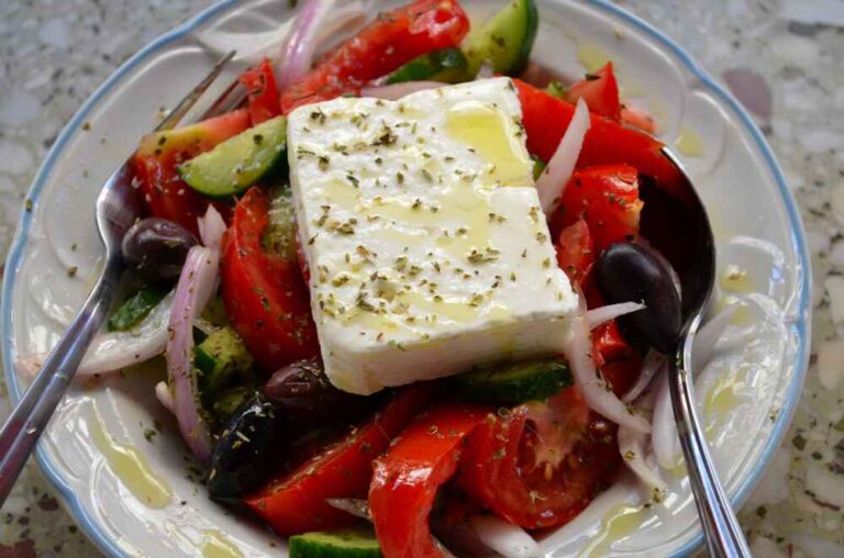 Une salade grecque typique à la feta et à l'origan.