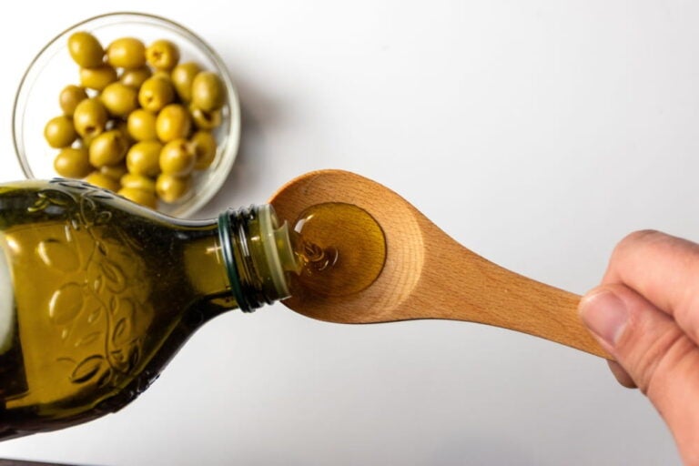 Huile d'olive grecque versée dans une cuillère en bois