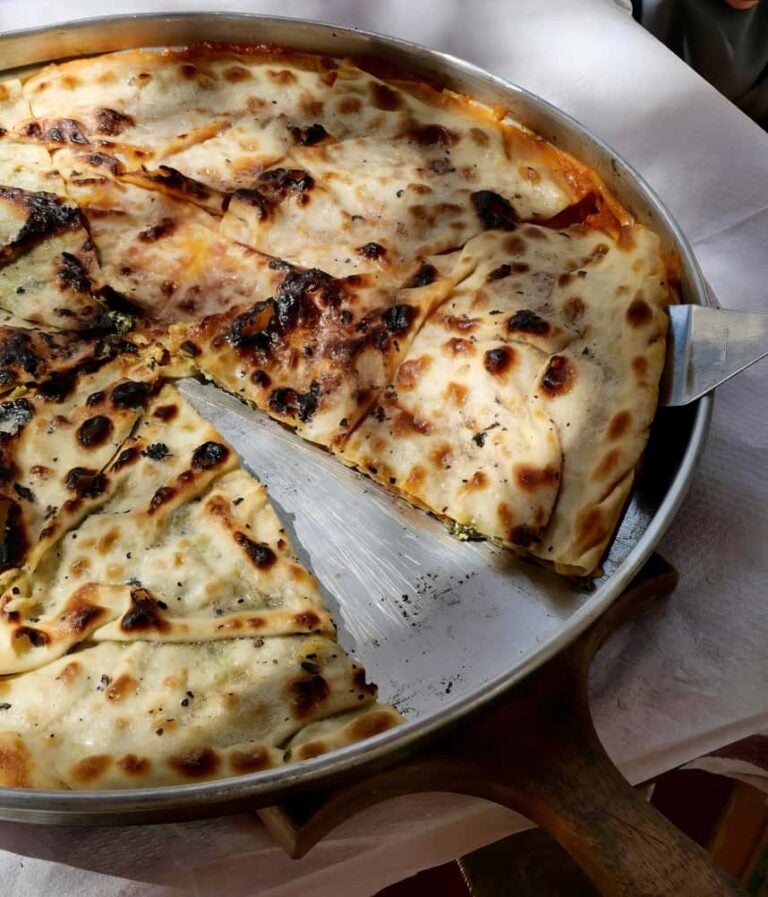 Délicieux lakror tout juste sorti du four, une tourte salée issue de la cuisine albanaise.