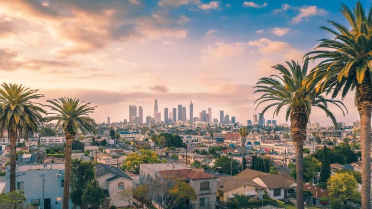 La ligne d'horizon de Los Angeles au coucher du soleil.