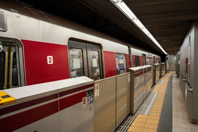Le métro s'arrête à une station au Japon.