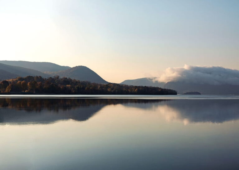 Paysage paisible des collines du mont Beacon se reflétant dans les eaux claires de l'Hudson
