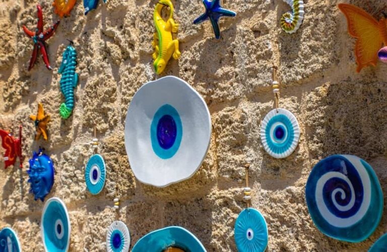 L'œil grec est un souvenir symbolique, à offrir aux proches qui apprécient les objets chargés d'histoire. Source : Shutterstock