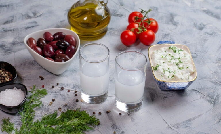 Le vin grec et l'ouzo sont d'excellents souvenirs à rapporter et de parfaits sujets de conversation. Source : Shutterstock